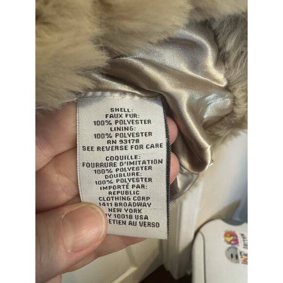 Carmen Marc Valvo Medium Faux Fur Vest Beige NWT - Picture 7 of 10